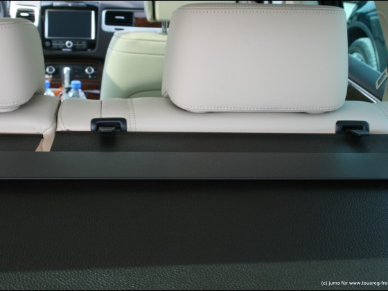 Laderaumabdeckung mit kleinem "Lückenschließer", wenn man die Rücksitzbank weiter nach vorne schiebt zugunsten eines größeren Kofferraumes