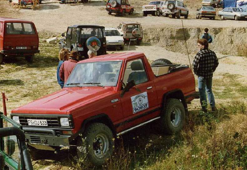 Mein erstes Auto, ein Patrol 3.3 Turbodiesel mit 110 PS und abnehmbarem Hardtop. Ein Stoffverdeck habe ich noch nachgekauft, damit hatte man ein (halbes) Cabrio ;-)

Servolenkung war übrigens Serienausstattung, ebenfalls ein sehr sportliches und kleines