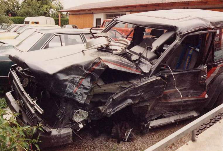 Tja, so endete mein zweites Auto, der 2.8 l Nissan Patrol. Ein sturzbetrunkener (1,8 Promille wurden gemessen...) Fahrer eines VW-Busses fiel ihn heimtückisch an, soll heißen, geriet auf die Gegenfahrbahn und rammte mich dann frontal in einem spitzen Wink