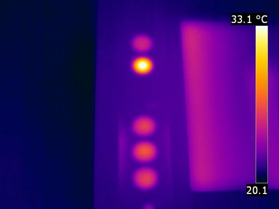 Aktive Thermographie einer Folientastatur zur Erkennung von Verklebungsfehlern.

Bei der aktiven Thermographie wird durch einen kurzen Impuls von außen Strahlungswärme zugeführt und unmittelbar im Anschluß die Temperaturverteilung auf der Oberfläche des