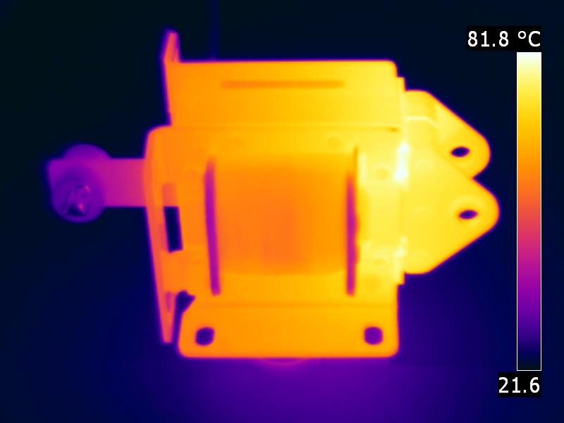 Lamellenmagnet für den Betrieb an 230 V Wechselstrom bei 50/60 Hz. Ansicht von seitlich oben, Farbpalette "Iron".

Die höchsten Temperaturen entstehen bei diesem Elektromagneten nicht in der Spulenwicklung, sondern durch Wirbelstromverluste im Anker.