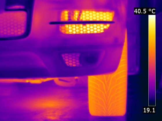 Teilansicht Fahrzeugfront und Reifen nach etwa 25m Fahrstrecke bei einer Außentemperatur von rund 22°C.

Der Kühlergrill und die horizontale Zierblende am Lufteinlaßgitter (vor dem warmen Ladeluftkühler...) sind verchromt und erscheinen daher kühler, we