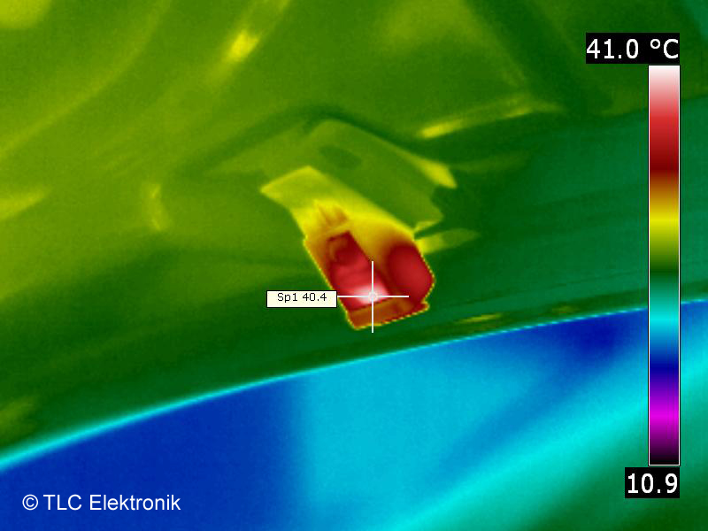 Scheibenwaschdüse links bei geöffneter Motorhaube, aufgenommen aus Position Oberkante linker Kotflügel.

Man sollte meinen, die Scheibenwaschdüsen würden nur bei Bedarf, sprich niedrigen Temperaturen, beheizt.

Die Thermografie zeigt allerdings, daß -