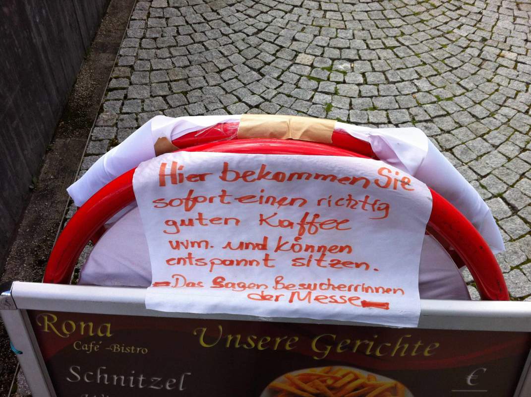 Am 14.06.2012 auf der Messe "Intersolar" in München: Strategisch günstig kurz vor dem Eingang Ost aufgestellt, verspricht dieses Schild - orthographisch höchst ausgefuchst - "richtig guten Kaffee". Ob Männer allerdings anderer Meinung sind und der Messe-K