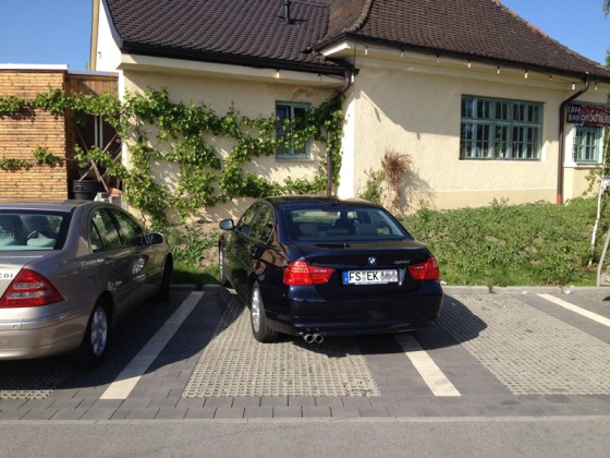 WER hier "eingeparkt" hat, habe ich leider nicht gesehen... Man beachte hierzu unbedingt auch das andere Bild mit der seitlichen Ansicht ;-)