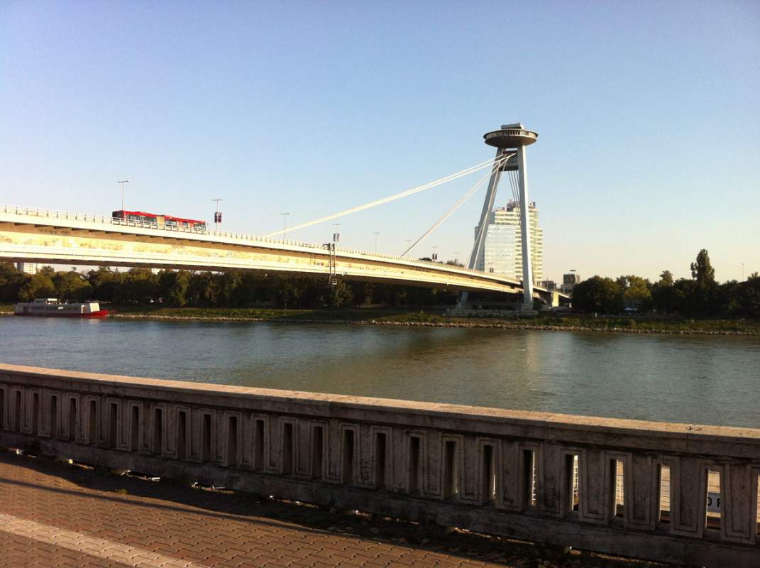 Nur wenige Meter vom Hotel liegt die Neue Brücke mit dem charakteristischem Restaurant in luftiger Höhe