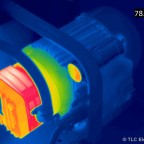 Elektrisch betriebene Vakuumpumpe im Labor beim 48-h-Dauertest. Bei 20°C Umgebungstemperatur erreicht das Pumpenaggregat rund 78°C. 120°C spezifiziert der Hersteller für die Pumpe als maximal zulässig, ohne das es zu einer verkürzten Lebensdauer kommt.
D