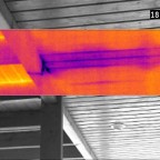 Leckageortung an einem Hauszugang. Der skalierbare Infrarot-Teilausschnitt zeigt deutlich die Bauteilauskühlung durch von oben eingesickertes Regenwasser (Verdunstungskälte). Visuell ist hier übrigens (noch...) nichts erkennbar. Siehe auch entsprechendes