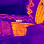 Die Sitzheizung. Gut erkennbar, dass an Sitzfläche und Lehne ein Heizgeflecht zum Einsatz kommt, während an den Sitzwangen und der Oberschenkelauflage Heizdrähte Verwendung finden. (10.05.2011, Flir T335, 320 x240)
