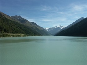 Der Gepatschspeichersee im Kaunertal. Blick von der Staumauer aus.