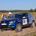 Beifahrerwechsel am Rallyefahrzeug