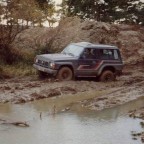 In den neunziger Jahren auf dem Panzerübungsgelände in München, auch bekannt als Fröttmaninger Heide. Damals war es noch einfach, ein Gelände in der näheren Umgebung zu finden! Ein Geländewagen war zu dieser Zeit noch interessant für die Fahrer "normaler"