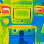 Thermogramm der Mittelkonsole. Diese Aufnahme entstand etwa 10 Minuten nach dem Abstellen des Fahrzeugs im Anschluß einer nächtlichen Fahrt (um Verfälschungen durch Sonneneinstrahlungen zu vermeiden) bei rund 2°C Außentemperatur.