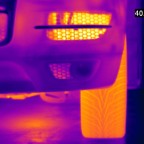 Teilansicht Fahrzeugfront und Reifen nach etwa 25m Fahrstrecke bei einer Außentemperatur von rund 22°C.

Der Kühlergrill und die horizontale Zierblende am Lufteinlaßgitter (vor dem warmen Ladeluftkühler...) sind verchromt und erscheinen daher kühler, we
