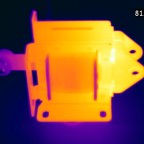 Lamellenmagnet für den Betrieb an 230 V Wechselstrom bei 50/60 Hz. Ansicht von seitlich oben, Farbpalette "Iron".

Die höchsten Temperaturen entstehen bei diesem Elektromagneten nicht in der Spulenwicklung, sondern durch Wirbelstromverluste im Anker.