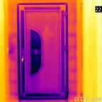 Kunststoffhaustüre (BJ 1997) aufgenommen von der Raumseite. Lufttemperatur außen 10,5°C, innen 22,3°C.

Die rechteckigen, dunklen und damit kühleren Flächen zeigen die innenliegenden Verstärkungsprofile aus Metall. Ebenfalls ein Schwachpunkt ist hier de