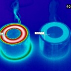 Vergleich der Temperaturentwicklung zweier Topfmagnete unterschiedlicher Bauart.

Links ein konventioneller, elektrisch angesteuerter Topfmagnet. Rechts der gleiche Magnet in der Ausführung als Permanent-Haftmagnet mit elektrischer Abschaltung. Visualis