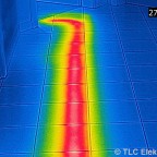 Heizungsleitungen: Diese thermografische Aufnahme zeigt den Verlauf der Heizungsleitungen für Vor- und Rücklauf unterhalb des gefliesten Fußbodens im Estrich.

Zur exakten Zuordnung der relativen Lage im Raum wurde diese Aufnahme mittels MSX®-Darstellun