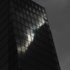Dark Reflections

Gebäude in Frankfurt, photographiert in Natur-S/W (Erklärung bei Interesse und auf Nachfrage ;o)