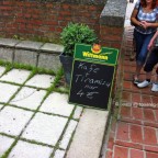 Gartenfestival Landshut, 12.06.2011. Am Aufgang zur Burg, Fürstentreppe genannt, tun sich bereits auf den ersten Metern Glanzleistungen der hiesigen Gastronomie auf dem Gebiet der Rechtschreibung auf.