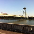 Nur wenige Meter vom Hotel liegt die Neue Brücke mit dem charakteristischem Restaurant in luftiger Höhe