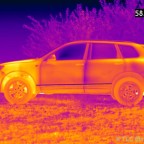 Seitenansicht bei Außentemperatur 30°C, wolkenlosen Himmel und nach 15 km Fahrstrecke. Auf der Motorhaube herrschen um die 57°C, während die Seitenflächen, welche nicht von der Sonne direkt bestrahlt werden um die 40°C warm sind - ziemlich exakt die gleic