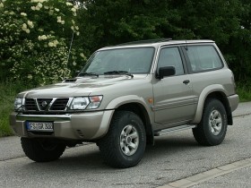 Mein viertes Auto, ein Nissan Patrol GR 3.0. Erstmalig mit ABS unterwegs ;-) Und einen elektrisch entkoppelbaren Stabilisator an der Hinterachse gab es hier auch schon.