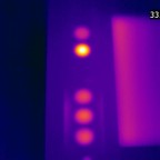 Aktive Thermographie einer Folientastatur zur Erkennung von Verklebungsfehlern.

Bei der aktiven Thermographie wird durch einen kurzen Impuls von außen Strahlungswärme zugeführt und unmittelbar im Anschluß die Temperaturverteilung auf der Oberfläche des