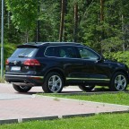 04.07.2015. Erste Ausfahrt in die Berge bei weit über 30° C. Hier auf dem P bei Lidl, direkt gegenüber dem 220-kV Umspannwerk und dem Stauwehr Krün, welches Wasser der (hier noch wunderschön grünlichen Isar) über einen Kanal und Stollen dem Walchensee zul