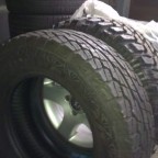 Vorne: FALKEN Wildpeak AT01 in 265/65 R17H

Hinten: COOPER Discoverer STT in 265/70 R17Q